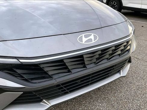 Certified 2024 Hyundai Elantra SE FWD image 5