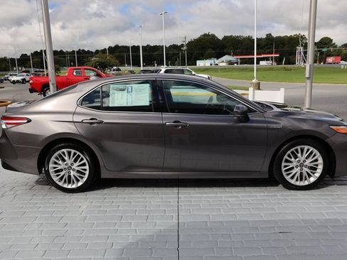 Used 2018 Toyota Camry XLE image 6