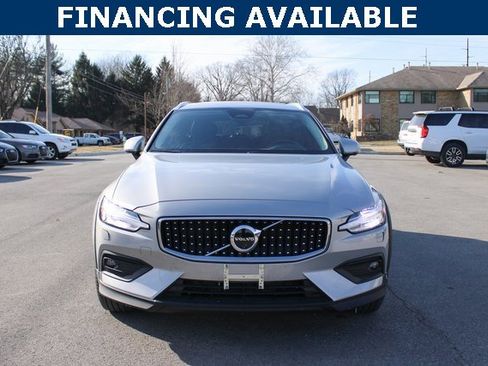 Used 2025 Volvo V60 B5 Cross Country Plus image 3
