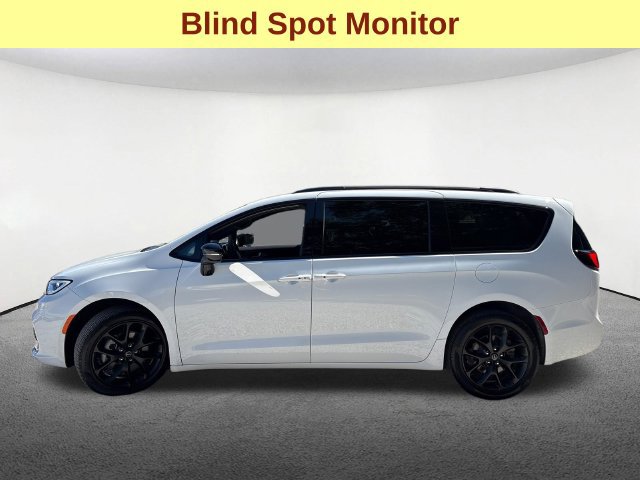 Used 2025 Chrysler Pacifica Limited w/ Trailer Tow Group AWD/4WD image 6