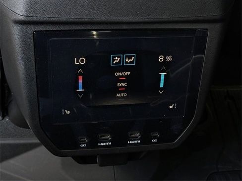 Used 2025 GMC Yukon AT4 Ultimate image 32