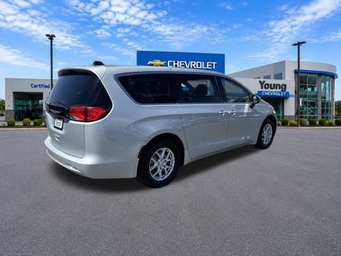 Used 2023 Chrysler Voyager LX FWD image 7