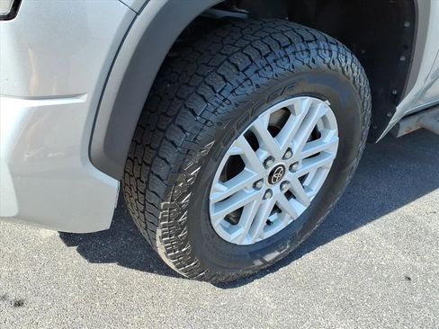 Used 2022 Toyota Tundra SR5 w/ SR5 Convenience Package AWD/4WD image 12