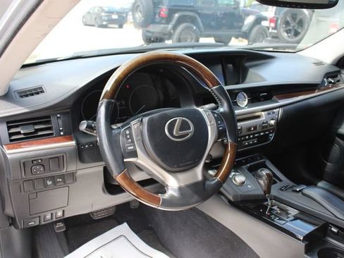 Used 2013 Lexus ES 350 w/ Luxury Pkg FWD image 2