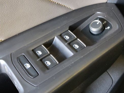 Used 2022 Volkswagen Atlas Cross Sport SE FWD image 27