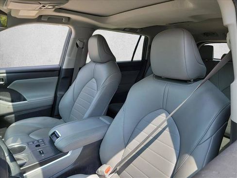 Used 2023 Toyota Highlander XLE FWD image 10