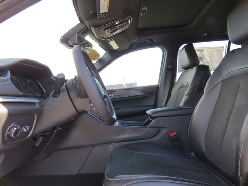 New 2025 Jeep Grand Cherokee Altitude image 18