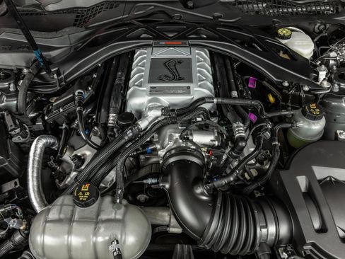 Used 2022 Ford Mustang Shelby GT500 w/ Carbon Fiber Track Pack RWD image 3