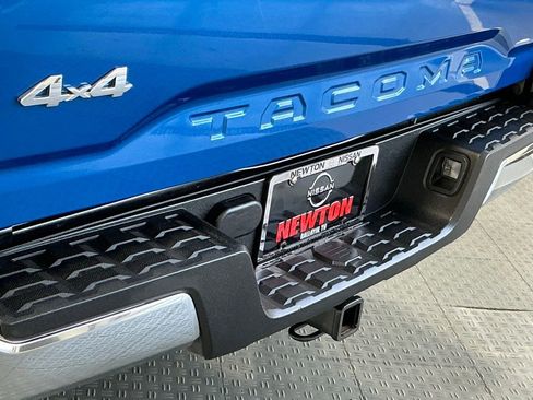 Used 2018 Toyota Tacoma SR5 w/ SR5 Appearance Package (SM) AWD/4WD image 4