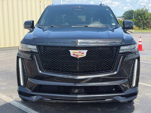 Used 2023 Cadillac Escalade ESV V AWD/4WD image 2