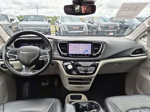 Used 2022 Chrysler Pacifica Touring-L FWD image 28