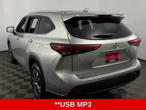 Used 2022 Toyota Highlander XLE image 6