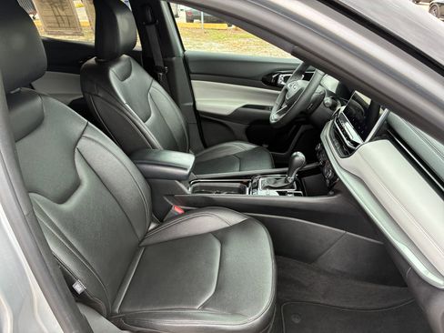 Used 2025 Jeep Compass Limited image 32