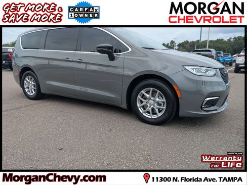 Used 2025 Chrysler Pacifica Select FWD image 1