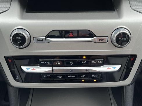 Used 2022 Ford Explorer XLT w/ Equipment Group 202A image 27