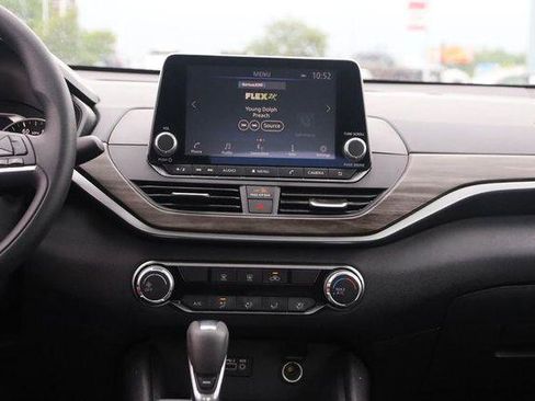 Used 2025 Nissan Altima 2.5 SV FWD image 24