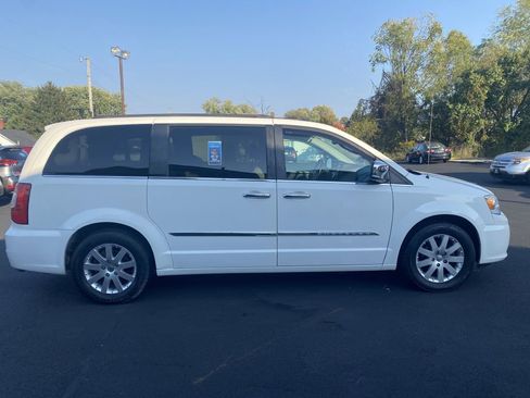 Used 2011 Chrysler Town & Country Touring-L w/ Entertainment Group #2 image 4