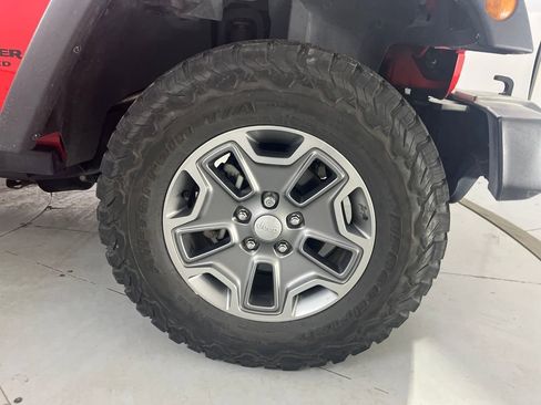 Used 2017 Jeep Wrangler Unlimited Rubicon w/ Connectivity Group image 16