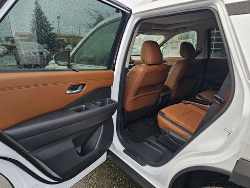 New 2025 Nissan Pathfinder Platinum image 12