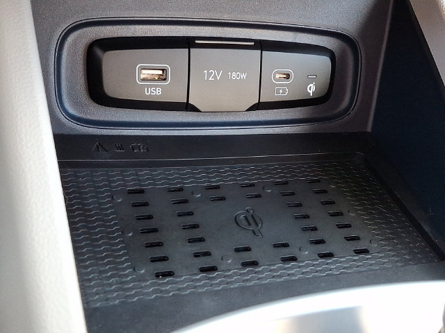 Used 2024 Hyundai Venue Limited FWD image 25