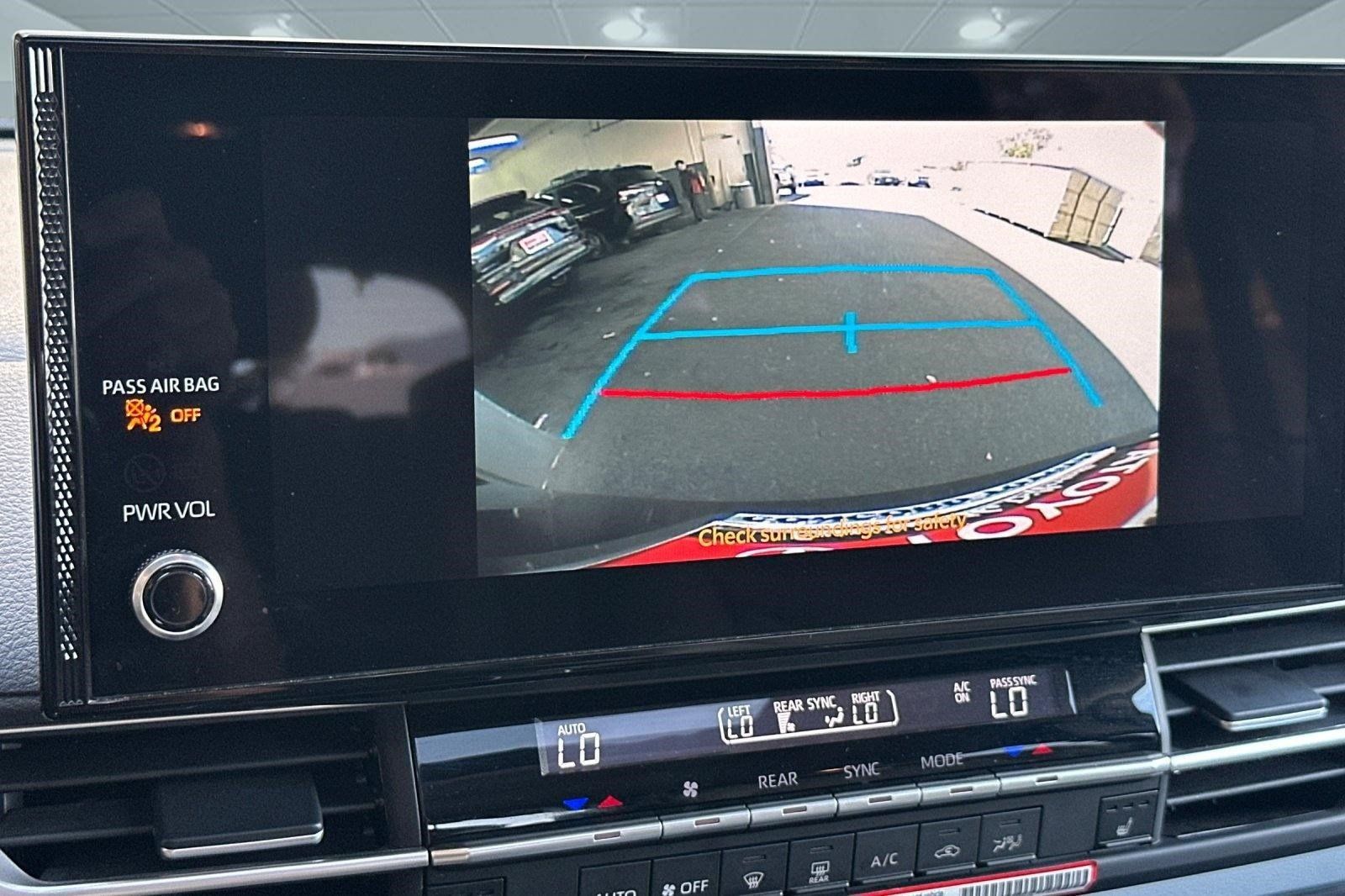 Used 2026 Toyota Sienna XLE FWD image 19
