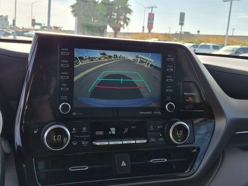 Used 2021 Toyota Highlander XLE AWD/4WD image 24