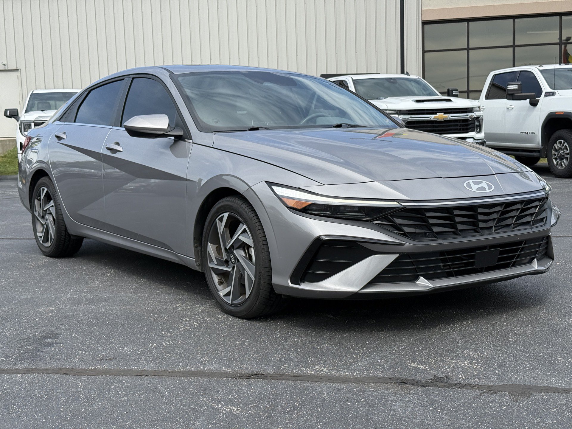 Used 2025 Hyundai Elantra SEL FWD image 2