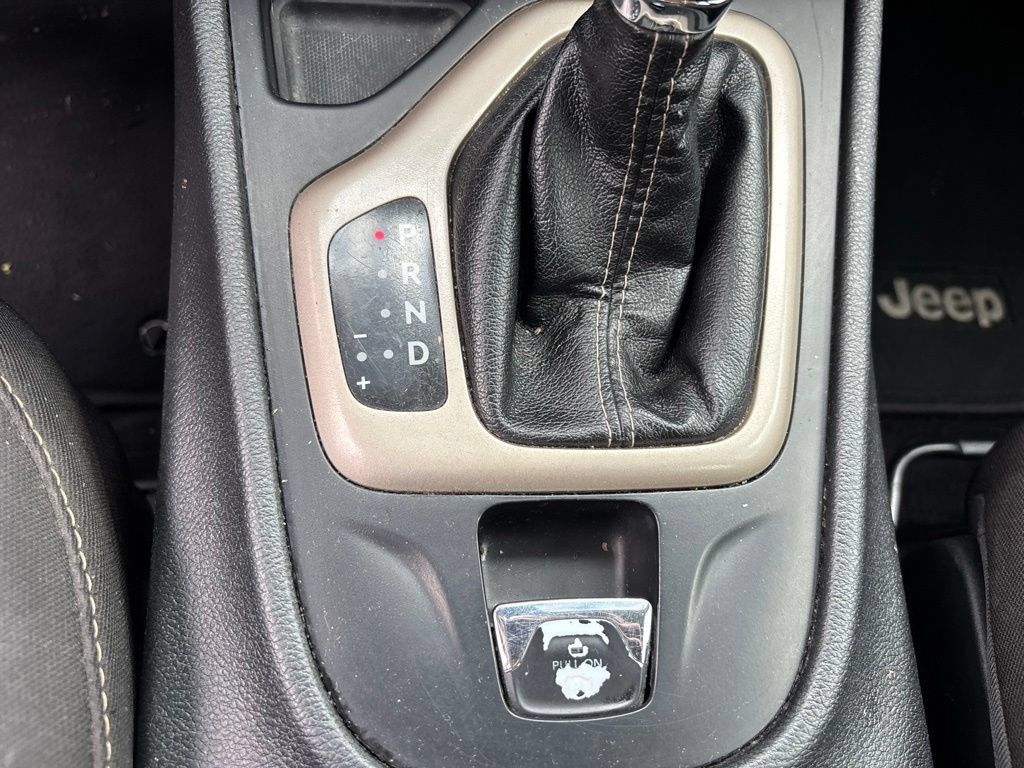Used 2017 Jeep Cherokee Latitude FWD image 24