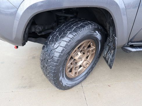 Used 2019 Toyota Tacoma TRD Sport w/ Technology Package image 40