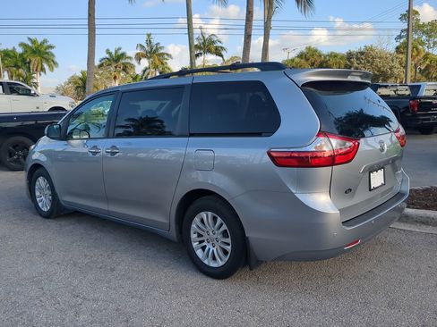 Used 2017 Toyota Sienna Limited image 7