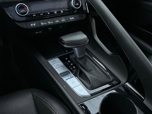 Used 2025 Hyundai Elantra Limited image 23