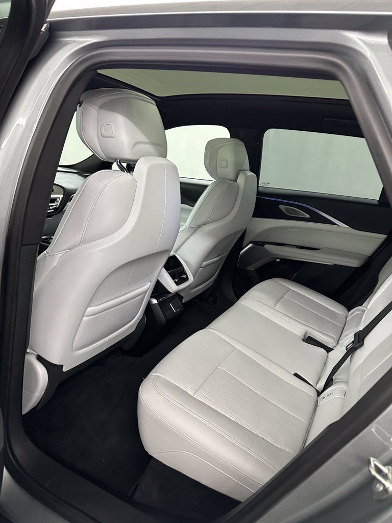 Used 2024 Cadillac Lyriq Luxury AWD/4WD image 28