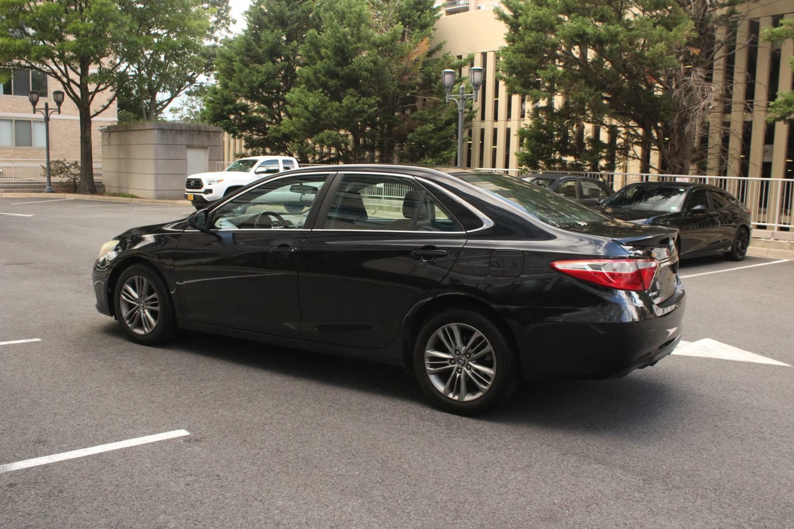 Used 2015 Toyota Camry SE FWD image 9