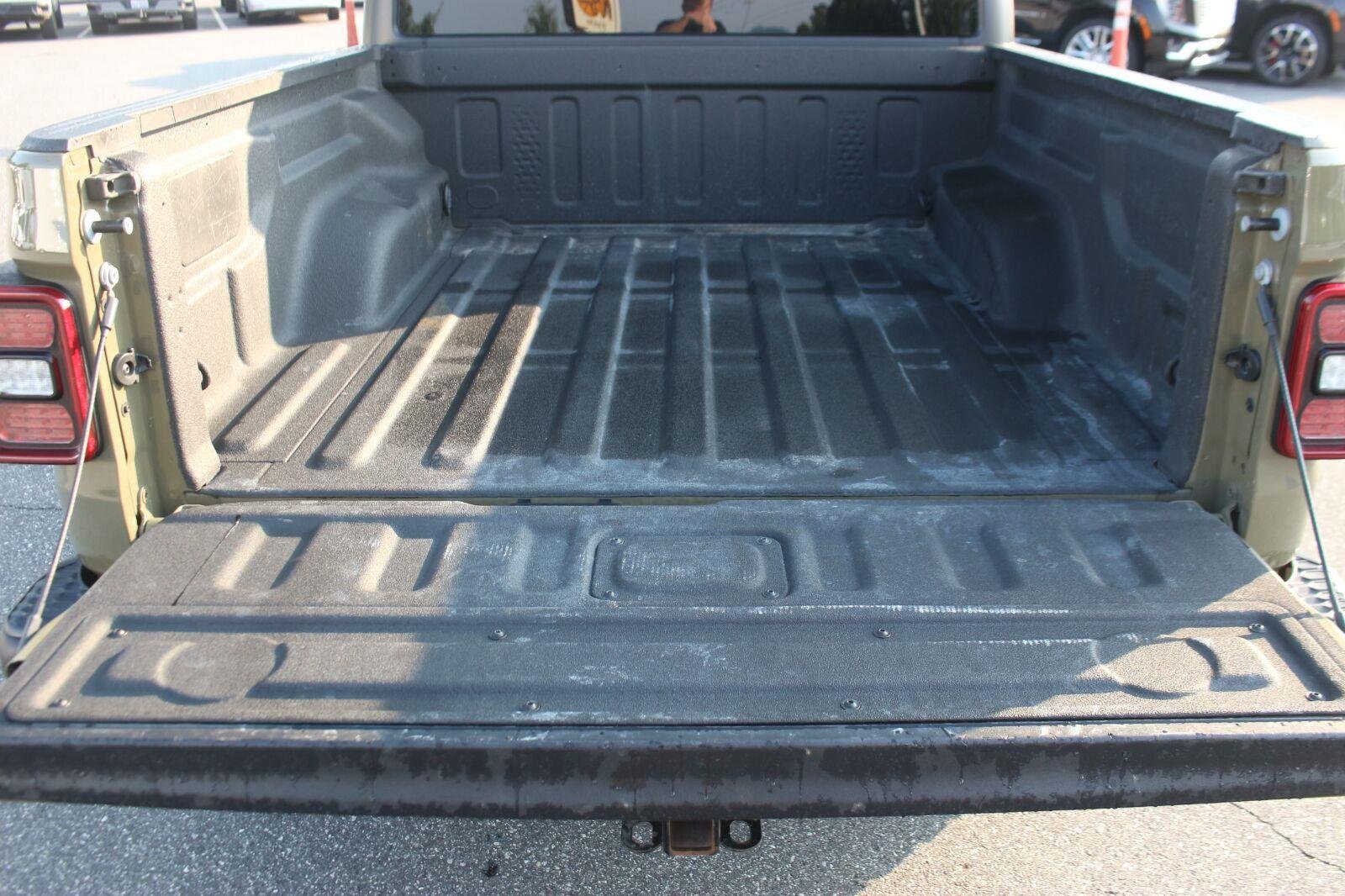 Used 2025 Jeep Gladiator Rubicon w/ Convenience Group AWD/4WD image 12