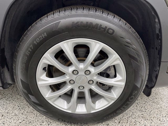 Used 2021 Jeep Cherokee Latitude FWD image 12