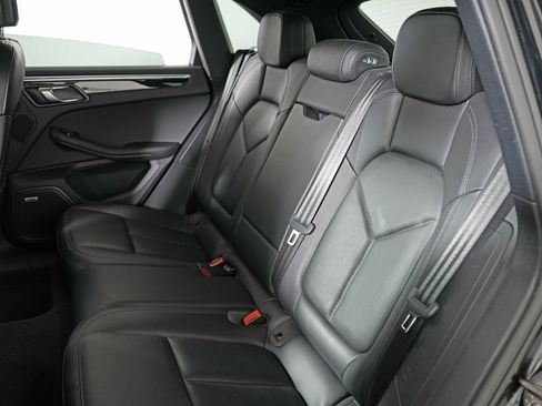 Certified 2018 Porsche Macan image 33