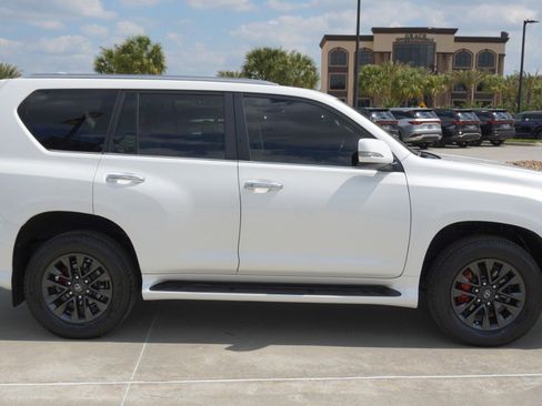 Used 2020 Lexus GX 460 Premium w/ Premium Package image 4