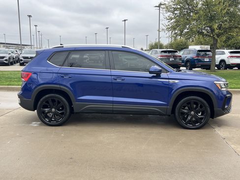 Used 2022 Volkswagen Taos SE w/ Panoramic Sunroof Package image 11