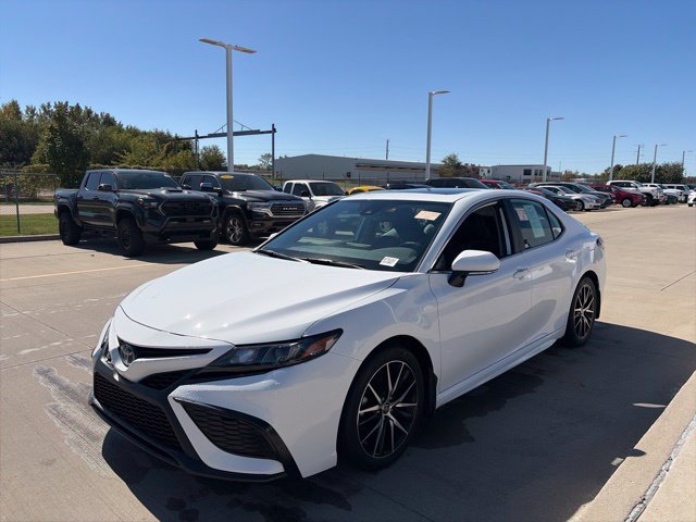 Used 2023 Toyota Camry SE FWD image 3