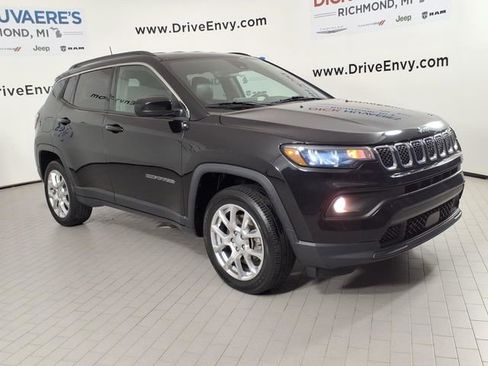 Used 2023 Jeep Compass Latitude AWD/4WD image 3