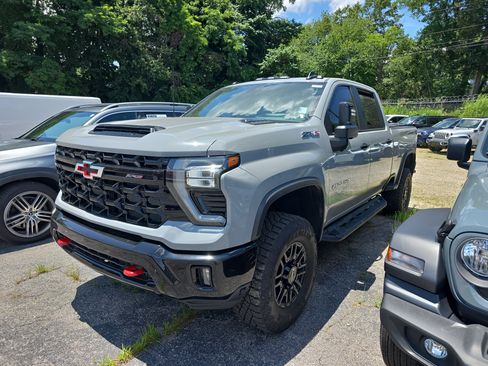 Used 2024 Chevrolet Silverado 2500 ZR2 w/ Technology Package AWD/4WD image 4