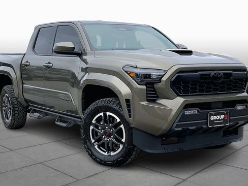 Used 2025 Toyota Tacoma TRD Sport image 3