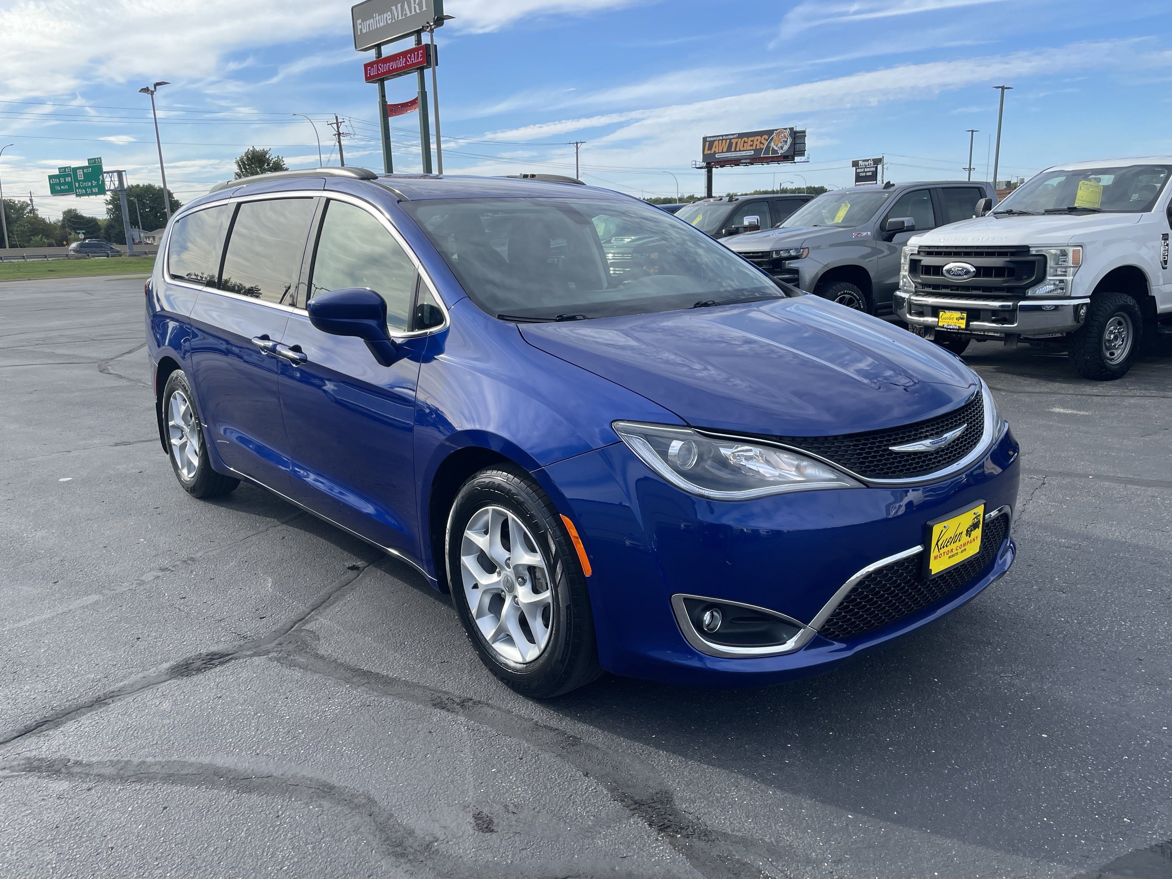 Used 2018 Chrysler Pacifica Touring Plus w/ Tire & Wheel Group FWD image 2