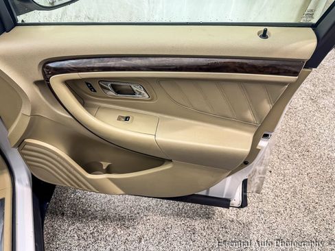 Used 2017 Ford Taurus Limited FWD image 26