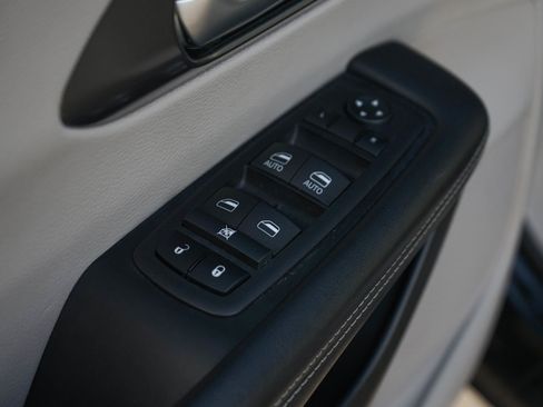 Used 2024 Chrysler Pacifica Touring-L image 19