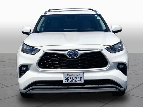 Used 2020 Toyota Highlander XLE AWD/4WD image 3