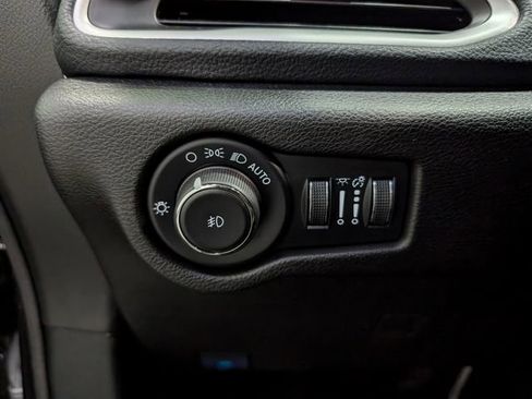 Used 2023 Chrysler Pacifica Touring-L w/ Uconnect Theater Family Group FWD image 20