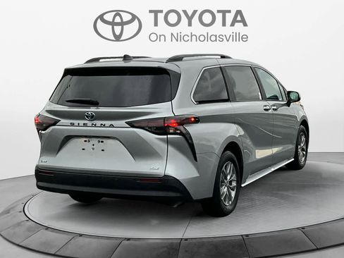 Used 2025 Toyota Sienna XLE image 6