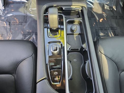 Used 2024 Volvo XC90 B5 Core w/ Protection Package Premier image 17