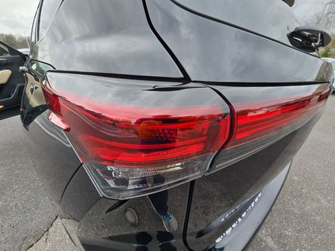Used 2024 Toyota Highlander Limited image 37